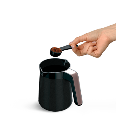 Retire la cafetera de su soporte. Consulte la tabla anterior para ajustar la proporción de café y agua.